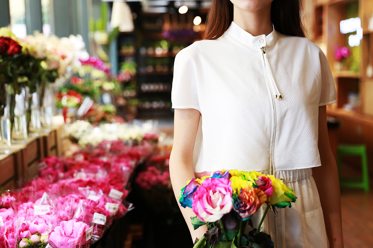 カラフルな花束を持つ女性