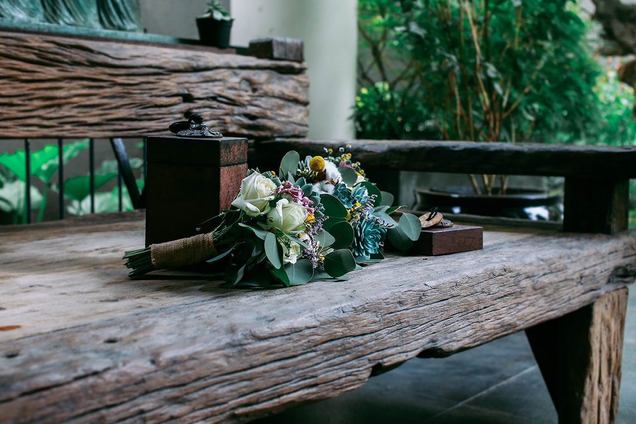 ベンチに置かれた花束